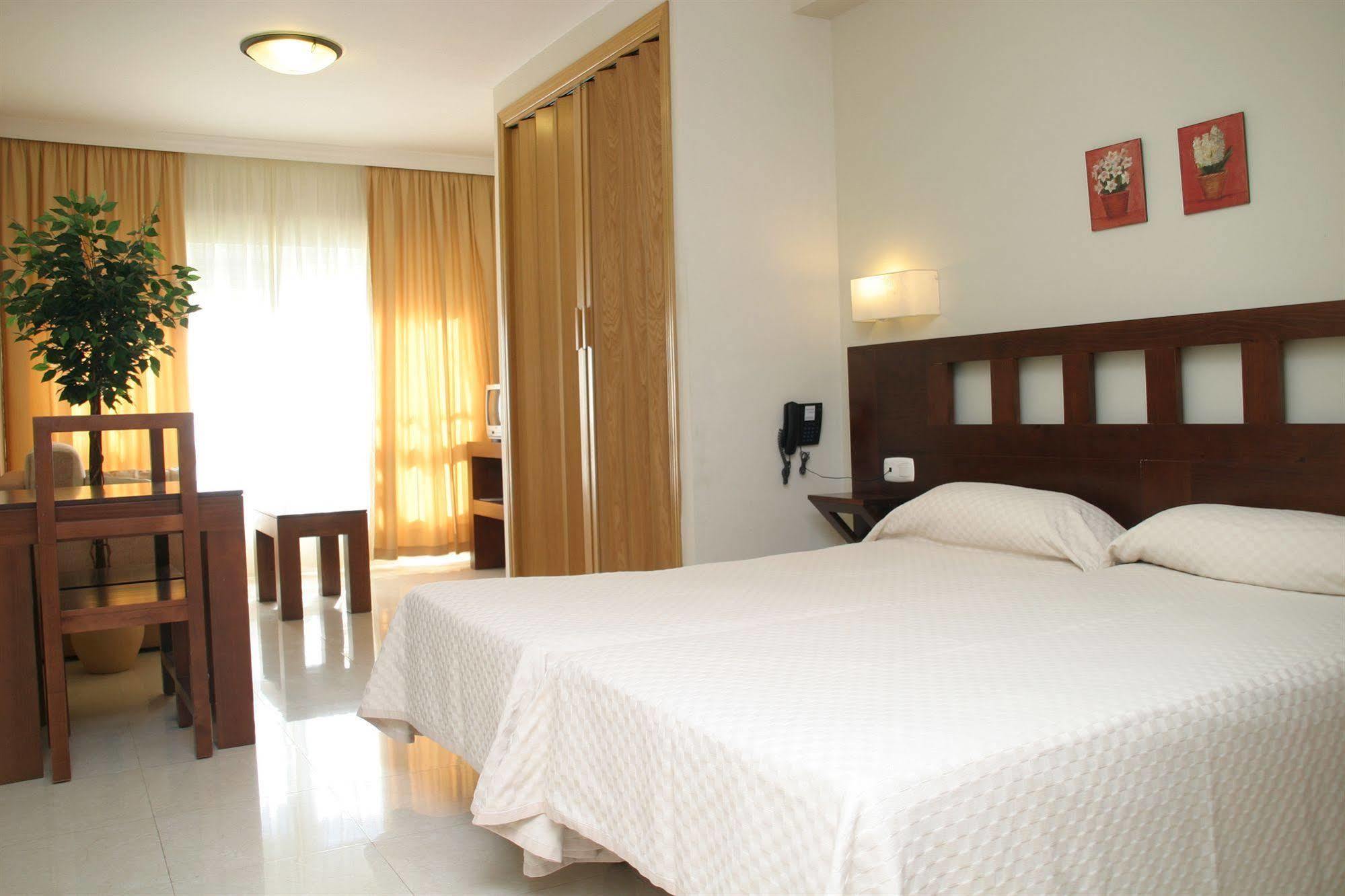 Apartamentos Turisticos Anoreta Ринкон-де-ла-Викториа Экстерьер фото
